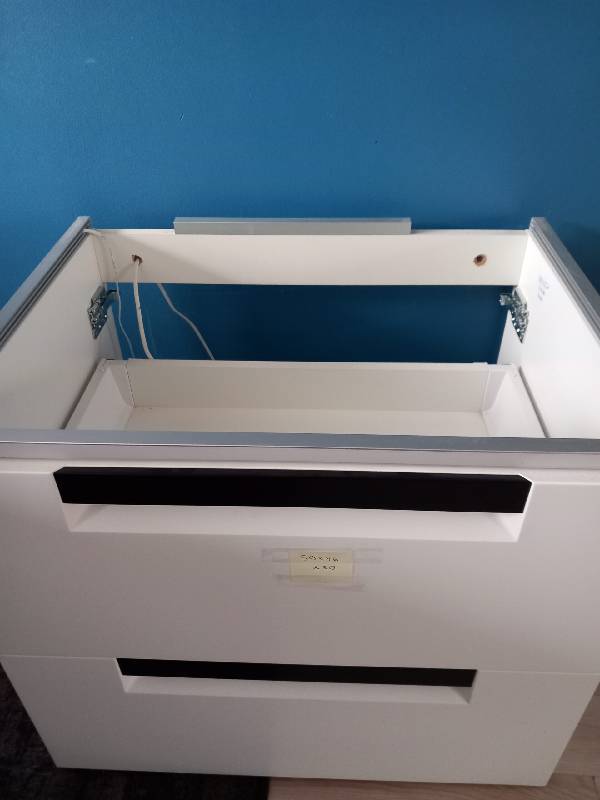 SOODUS! Tasapinna alune kapp valge mustad käepidemed 60x45